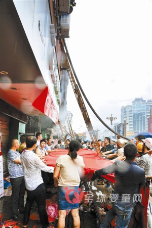 幼儿园突发火灾 现场群众自发形成救人梯队