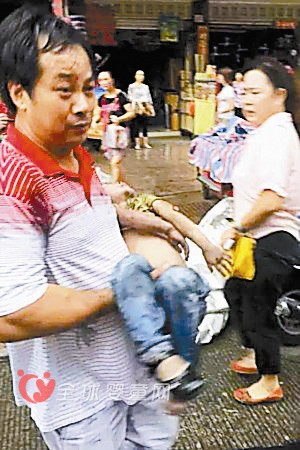 幼儿园突发火灾 现场群众自发形成救人梯队