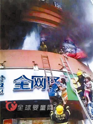 幼儿园突发火灾 现场群众自发形成救人梯队