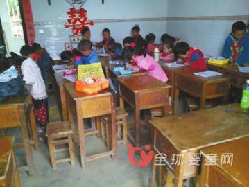 80多名小学生被迫借用农房上课 爱心企业60万元善款用不出去