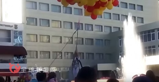 俄罗斯小女孩手抓气球飞上天空
