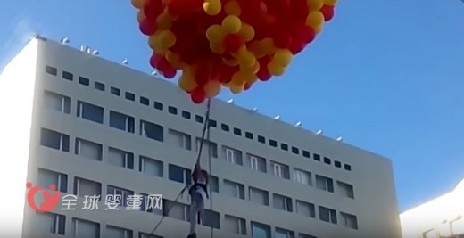 俄罗斯小女孩手抓气球飞上天空