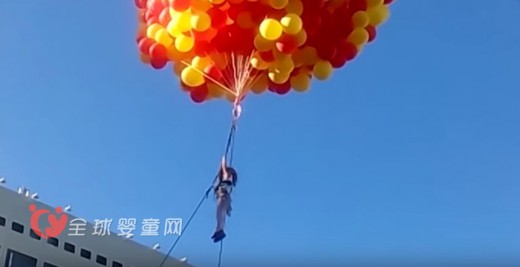 俄罗斯小女孩手抓气球飞上天空