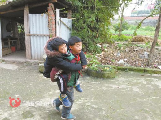 亲情的可贵：8岁叔叔背着大5岁生病的侄儿上学