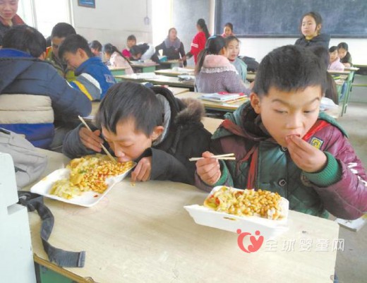 亲情的可贵：8岁叔叔背着大5岁生病的侄儿上学