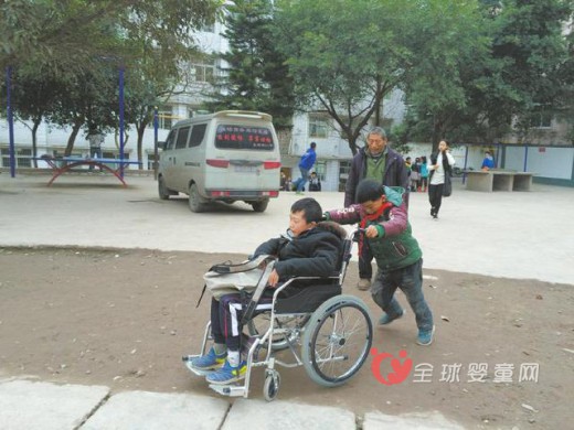 亲情的可贵：8岁叔叔背着大5岁生病的侄儿上学