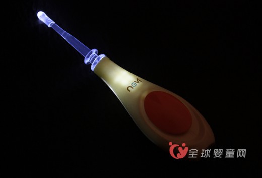宝宝用什么来挖耳朵？新贝LED发光掏耳宝保证宝宝耳朵的洁净