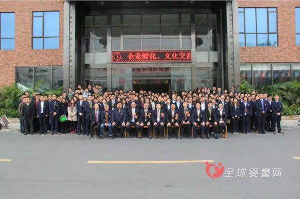 聪宝氏婴幼儿品牌全体人员祝大家新春愉快 鸡年吉祥