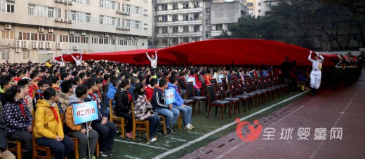 重庆中学传递党旗 向孩子传递革命精神