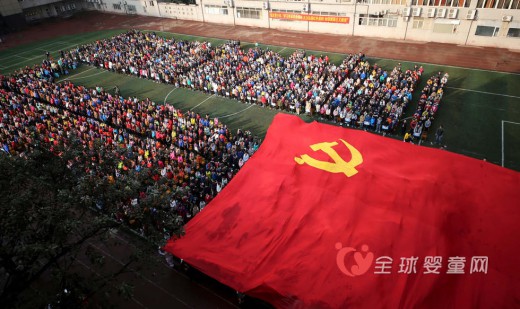 重庆中学传递党旗 向孩子传递革命精神