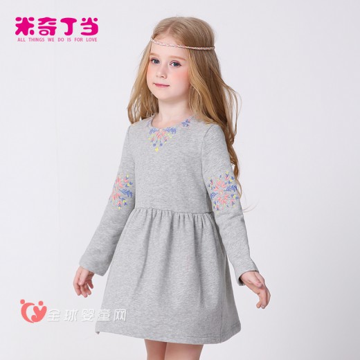 小公主穿上米奇丁当春款连衣裙 完胜淑女风