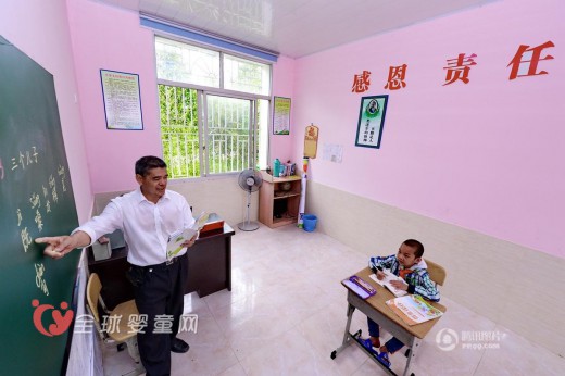 福建乡村小学仅只剩下一位学生 但老师还是坚持上课