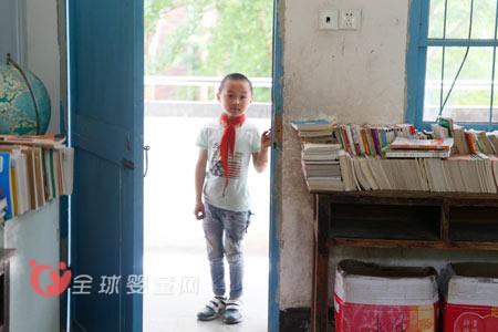 农村孩子想看书就盼下雨 学校没有图书馆