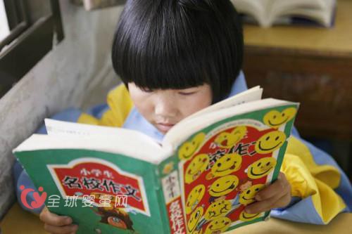 农村孩子想看书就盼下雨 学校没有图书馆
