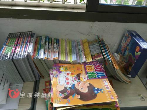 农村孩子想看书就盼下雨 学校没有图书馆