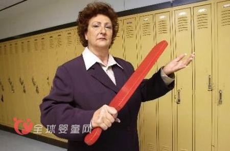 老师为了让孩子睡觉在头顶上放鞋 是体罚还是人格侮辱