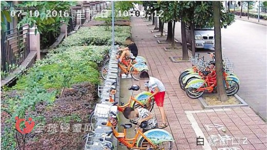 熊孩子大搞破坏 辣手摧公共自行车