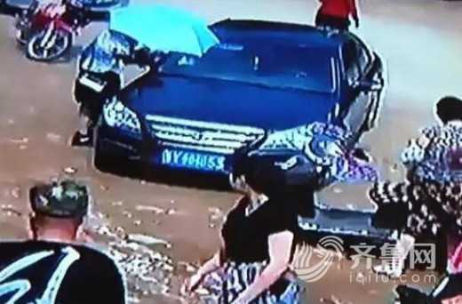 2岁娃拿车钥匙反锁轿车内 路人泼水给轿车降温
