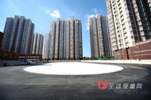 山东省济南某小学不用塑胶跑道 选用沥青来铺设