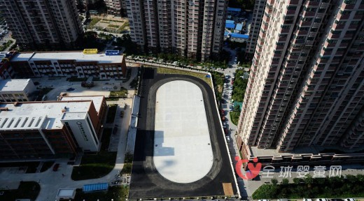 山东省济南某小学不用塑胶跑道 选用沥青来铺设