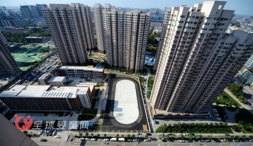 山东省济南某小学不用塑胶跑道 选用沥青来铺设