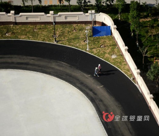 山东省济南某小学不用塑胶跑道 选用沥青来铺设