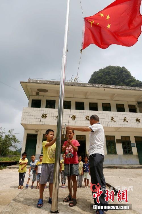 拄杖老师李朝文：受伤仍坚守讲台 桃李满天下