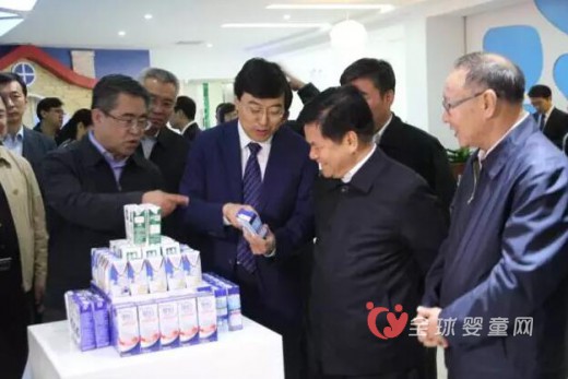 内蒙古自治区党委书记、呼和浩特市委书记一行视察伊利  称赞伊利为内蒙古做出杰出贡献