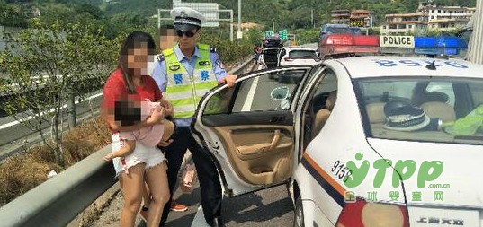 一家三口自驾出行 2岁娃自己打开车门摔下出不治身亡 出行安全需警惕