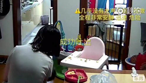 宝宝惊险一刻  妈妈的这个举动救了他