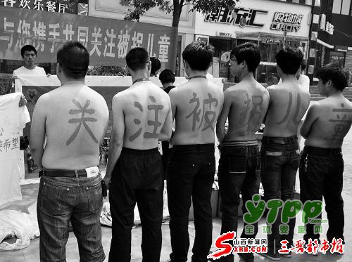 2岁女孩险遭诱拐被8岁姐姐一把抱回 为这勇敢机智的小女孩点赞