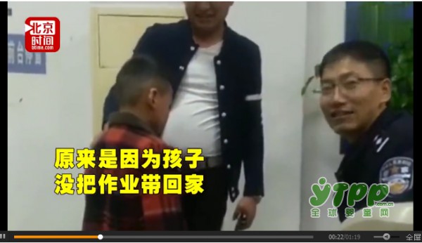 作业精又惹祸了！小男孩不做作业竟被亲妈扔派出所 小女孩迷路了边哭边写作业