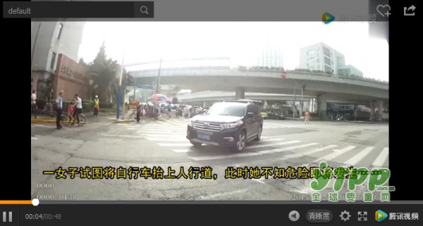 眼看孩子将从自行车摔落 交警神反应1秒飞奔抱住 请不要忽视这些出行安全