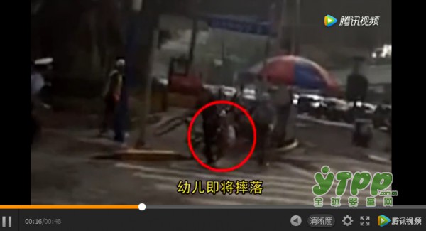 眼看孩子将从自行车摔落 交警神反应1秒飞奔抱住 请不要忽视这些出行安全