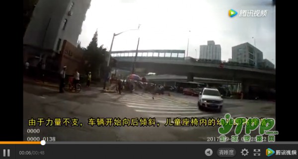 眼看孩子将从自行车摔落 交警神反应1秒飞奔抱住 请不要忽视这些出行安全
