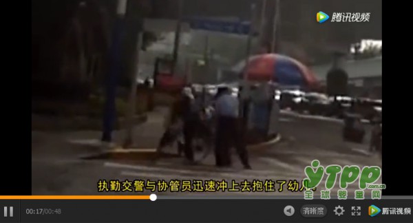 眼看孩子将从自行车摔落 交警神反应1秒飞奔抱住 请不要忽视这些出行安全