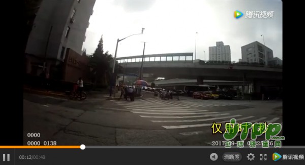 眼看孩子将从自行车摔落 交警神反应1秒飞奔抱住 请不要忽视这些出行安全