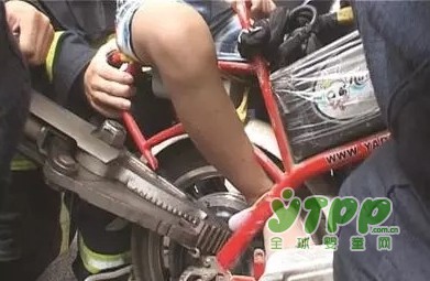 眼看孩子将从自行车摔落 交警神反应1秒飞奔抱住 请不要忽视这些出行安全