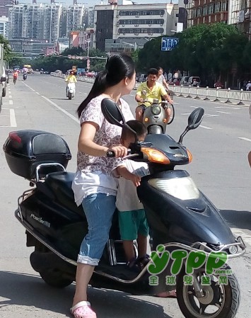 眼看孩子将从自行车摔落 交警神反应1秒飞奔抱住 请不要忽视这些出行安全