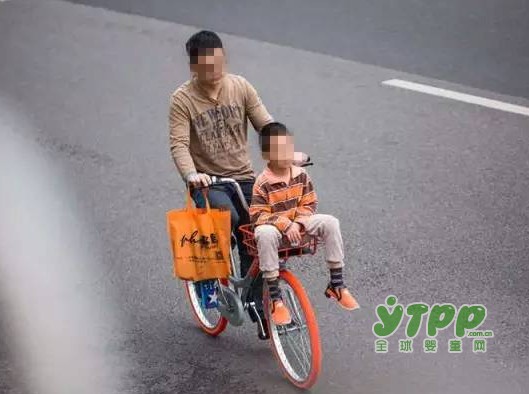 眼看孩子将从自行车摔落 交警神反应1秒飞奔抱住 请不要忽视这些出行安全