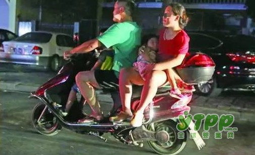 眼看孩子将从自行车摔落 交警神反应1秒飞奔抱住 请不要忽视这些出行安全