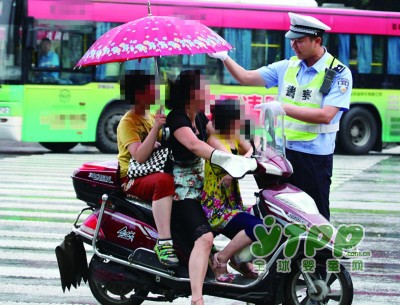眼看孩子将从自行车摔落 交警神反应1秒飞奔抱住 请不要忽视这些出行安全