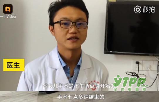母亲跪地5小时为手术中的女儿祈祷  有人贬低有人歌颂