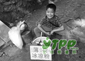 父母为了锻炼孩子能力让9岁男孩摆摊卖凉粉豆腐脑1年