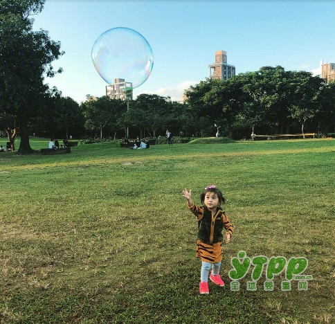 修杰楷带咘咘Bo妞晒太阳 咘咘贴心照顾Bo妞超有爱