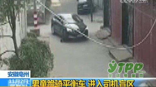 危险！熊孩子跪骑平衡车 遭汽车碾压
