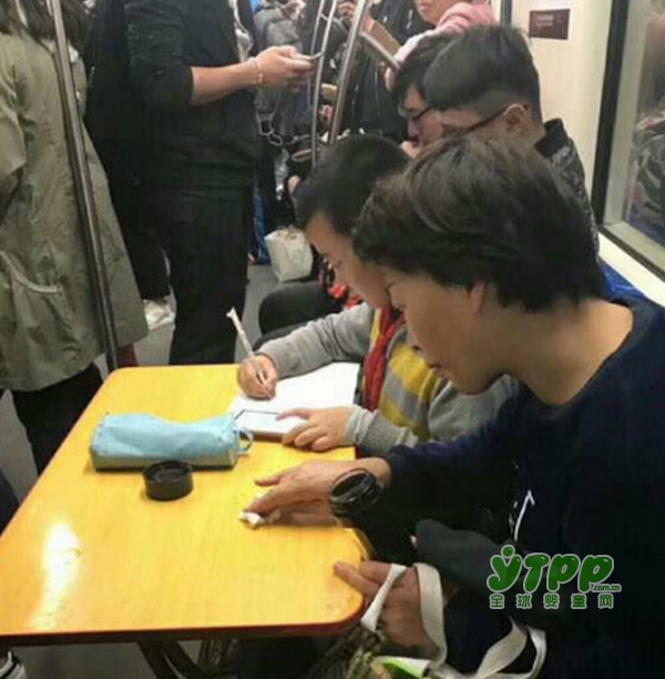 上海地铁内一小学生带桌子做作业 网友表示：心酸