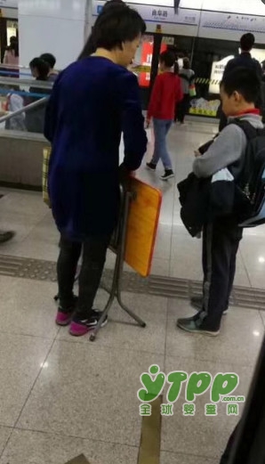 上海地铁内一小学生带桌子做作业 网友表示：心酸