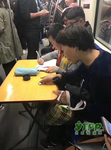 上海地铁里自带桌板写作业 为了高分努力?  网友:有点心酸！