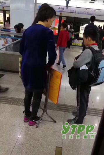 上海地铁里自带桌板写作业 为了高分努力?  网友:有点心酸！